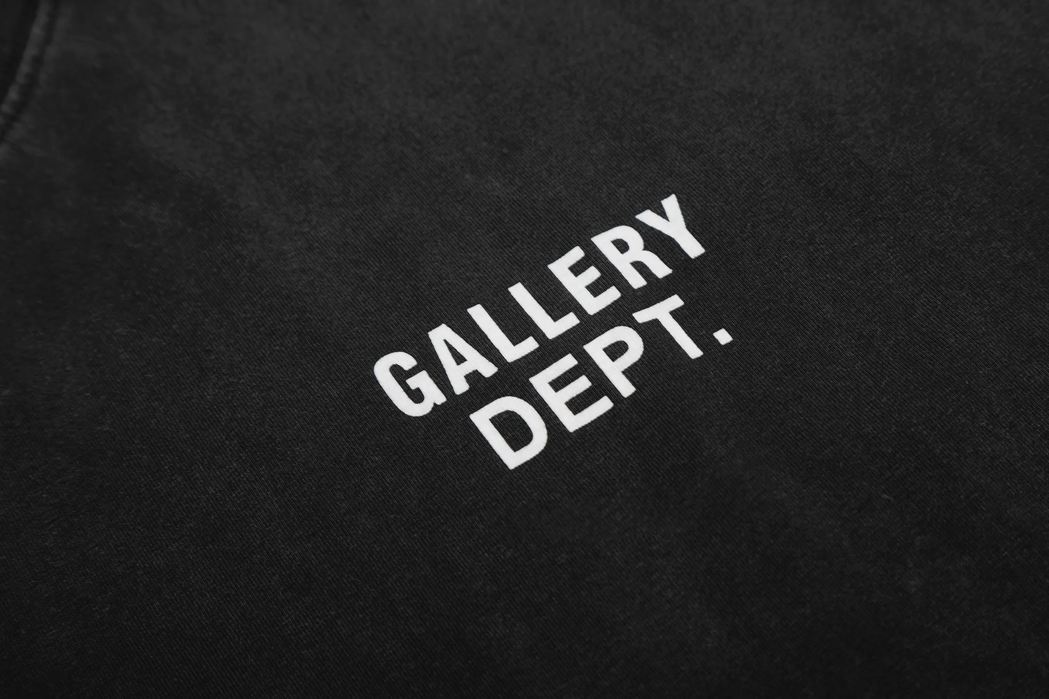 pt #G1001 P110 GALLERY DEPT. Old and frayed sleeveless waistcoat short sleeves. Basic black and white letter printing. Made of 280G double yarn pure cotton. The fabric is comfortable and stylish. After washing and distressing, the upper body becomes more fashionable and cool. The collar and hem are frayed. The design is full. The US version is too large. Color: washed black. Size S/M/L/XL